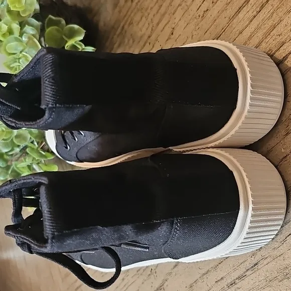 PF. Flyers black platform hightops size 7.5 NWOT