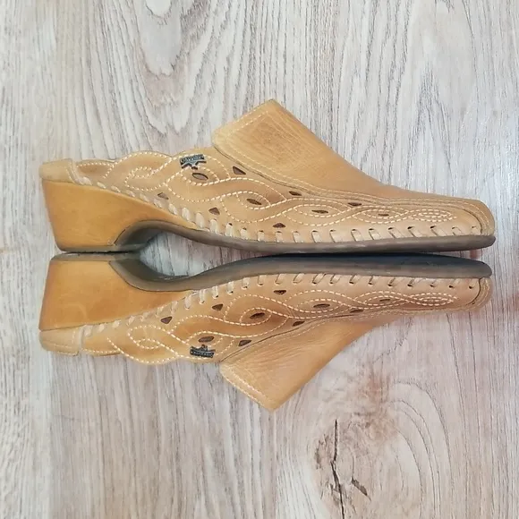 Pikolinos Womens Tan Leather Closed Toe Kitten Heel Mules Shoes Size 7.5