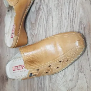 Pikolinos Womens Tan Leather Closed Toe Kitten Heel Mules Shoes Size 7.5
