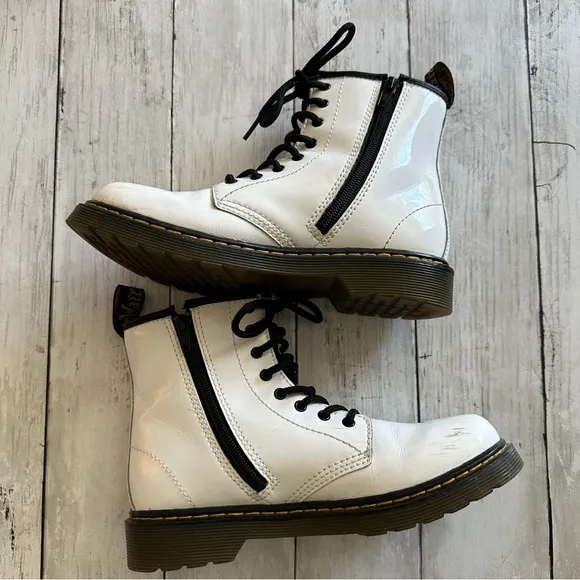 PREOWNED DR MARTENS 1460 KIDS WHITE LACE UP WHITE COMBAT BOOTS SIZE 4