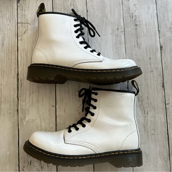 PREOWNED DR MARTENS 1460 KIDS WHITE LACE UP WHITE COMBAT BOOTS SIZE 4