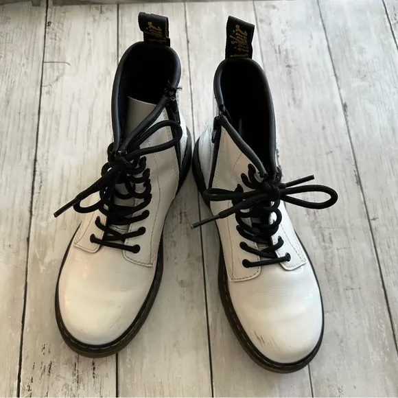 PREOWNED DR MARTENS 1460 KIDS WHITE LACE UP WHITE COMBAT BOOTS SIZE 4