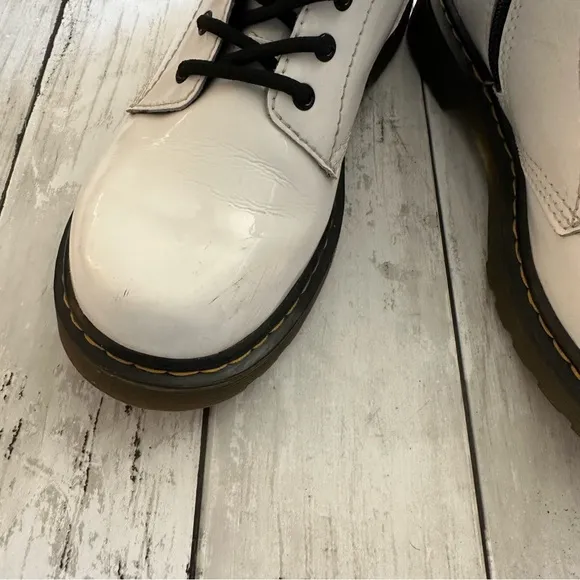PREOWNED DR MARTENS 1460 KIDS WHITE LACE UP WHITE COMBAT BOOTS SIZE 4