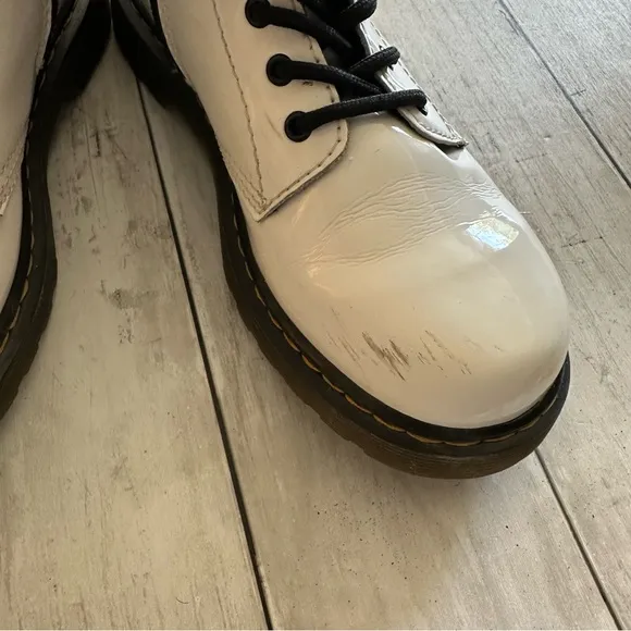 PREOWNED DR MARTENS 1460 KIDS WHITE LACE UP WHITE COMBAT BOOTS SIZE 4