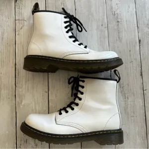 PREOWNED DR MARTENS 1460 KIDS WHITE LACE UP WHITE COMBAT BOOTS SIZE 4