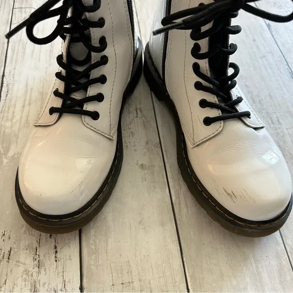 PREOWNED DR MARTENS 1460 KIDS WHITE LACE UP WHITE COMBAT BOOTS SIZE 4