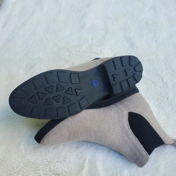 Rothys Beige Chelsea Boots Size 8.5M