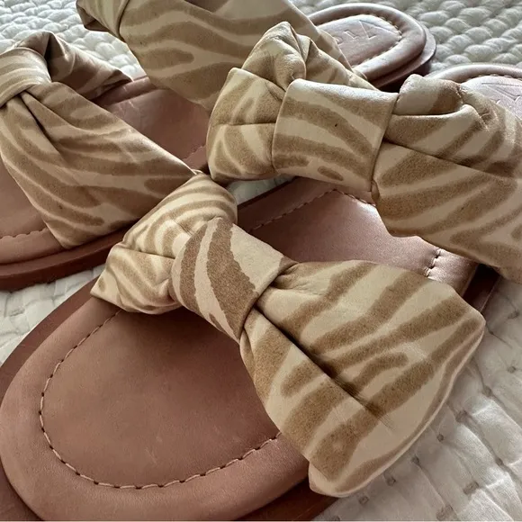 SANDALS 7 VICENZA TAN PUFFY ANIMAL PRINT  FLATS PATENT LEATHER SLIP ON NWOT
