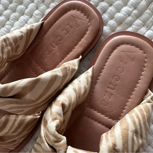 SANDALS 7 VICENZA TAN PUFFY ANIMAL PRINT  FLATS PATENT LEATHER SLIP ON NWOT