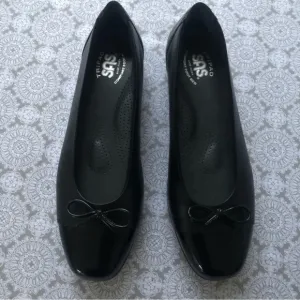 SAS black leather bow cap toe tripad orthopedic flats