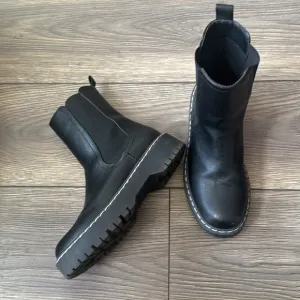 Sincerely Jules size 6.5 black Hola leather boots booties contrasting stitching