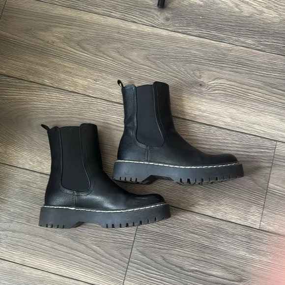 Sincerely Jules size 6.5 black Hola leather boots booties contrasting stitching
