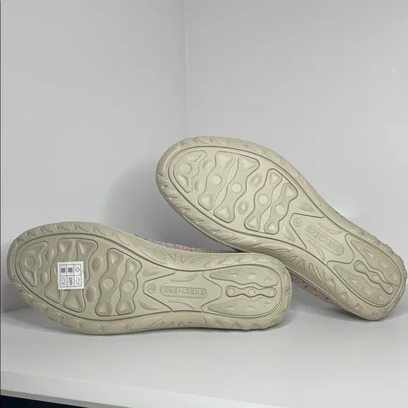 Skechers Cream Tan Flats Slip-On Loafers -9- NWOT