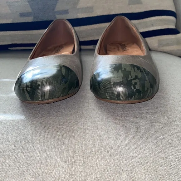 SoftWalk sonoma cap toe green camouflage leather flats 11W NWT