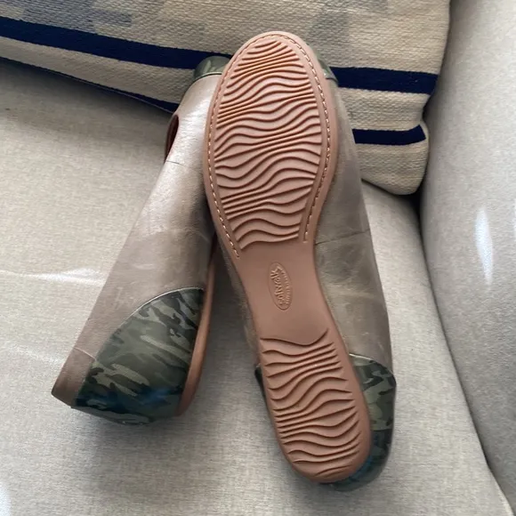 SoftWalk sonoma cap toe green camouflage leather flats 11W NWT