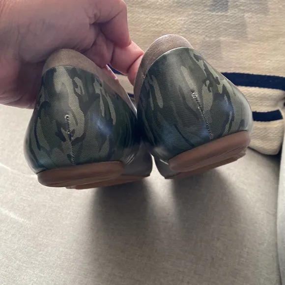 SoftWalk sonoma cap toe green camouflage leather flats 11W NWT
