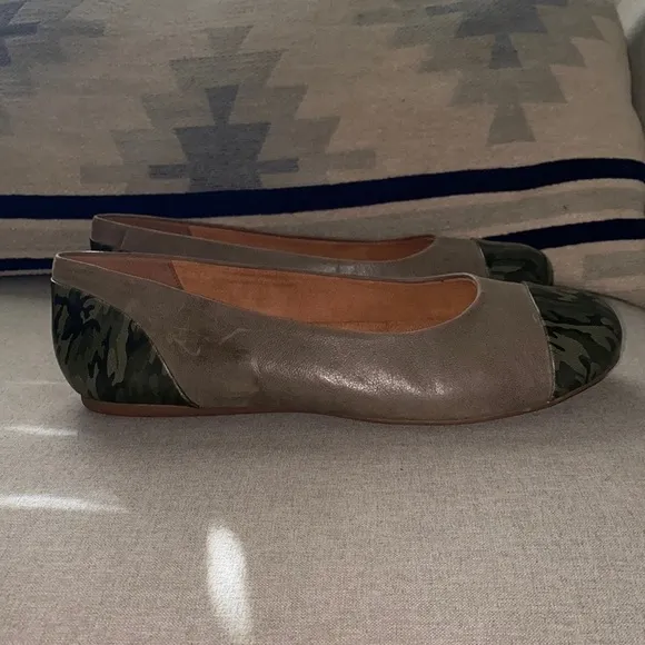 SoftWalk sonoma cap toe green camouflage leather flats 11W NWT