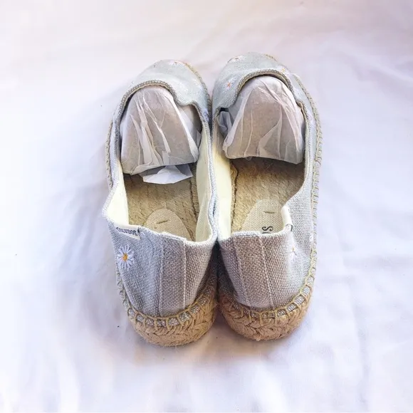 SOLUDOS | NWOT DAISIES EMBROIDERED ESPADRILLES IN LIGHT BLUE CHAMBRAY SIZE 9