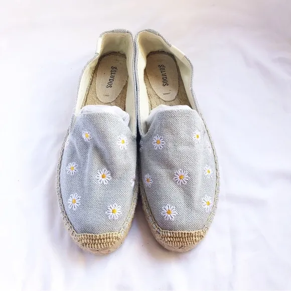 SOLUDOS | NWOT DAISIES EMBROIDERED ESPADRILLES IN LIGHT BLUE CHAMBRAY SIZE 9