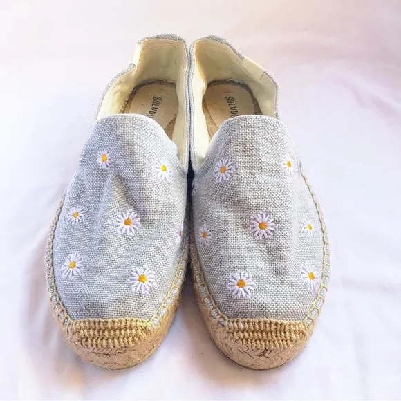 SOLUDOS | NWOT DAISIES EMBROIDERED ESPADRILLES IN LIGHT BLUE CHAMBRAY SIZE 9