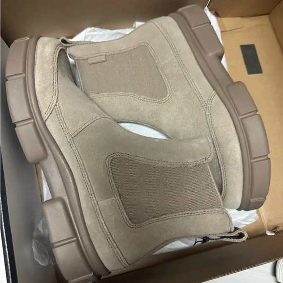 SOREL Explorer Chelsea Boots.