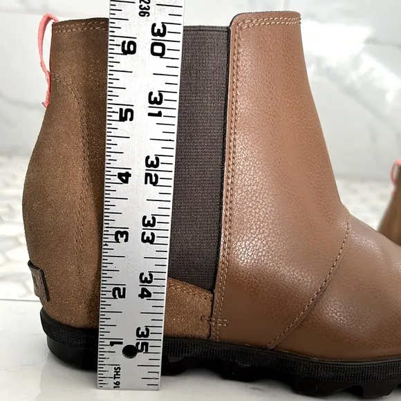SOREL JOAN OF ARCTIC II WEDGE Chelsea Booties Boots In Camel Brown Girls 5