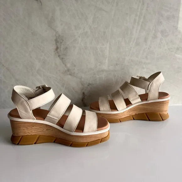 Sorel Joanie III Ankle Strap Sandals