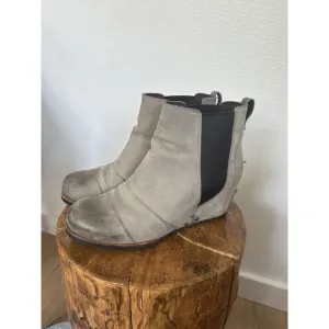 Sorel Lea Wedge Chelsea Boots Women’s 10 Distressed Leather Gray Waterproof