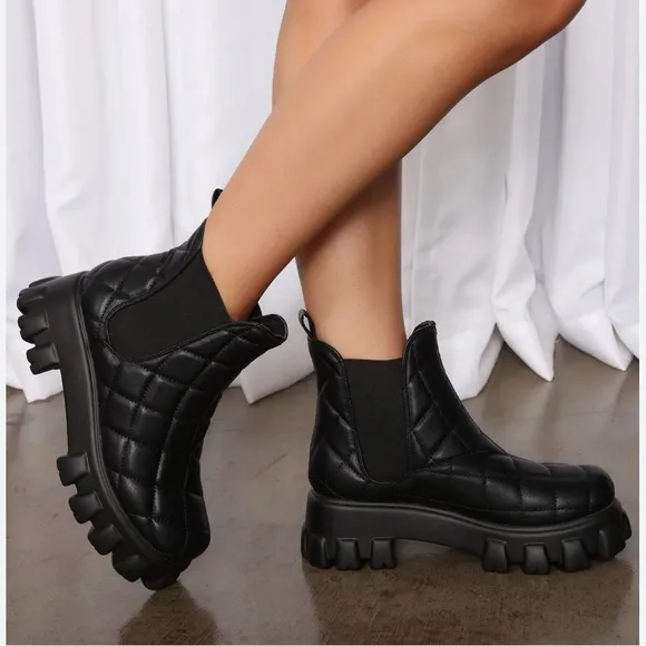 Steve Madden Adrian Black Pull On Rounded Close Toe Platform Chelsea Ankle Boots