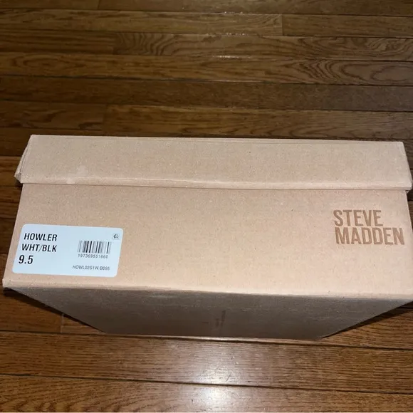 Steve Madden Howler Bootie White &amp; Black Chelsea Silhouette Women’s Size 9.5