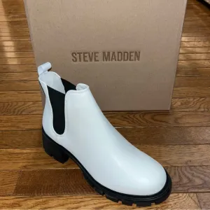 Steve Madden Howler Bootie White &amp; Black Chelsea Silhouette Women’s Size 9.5