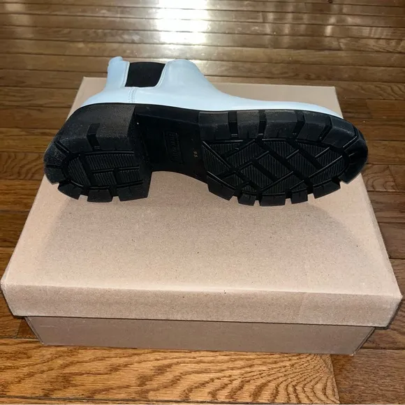 Steve Madden Howler Bootie White &amp; Black Chelsea Silhouette Women’s Size 9.5