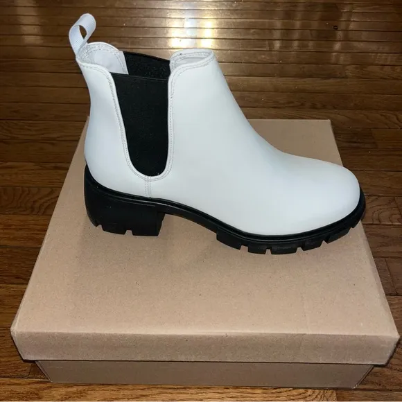 Steve Madden Howler Bootie White &amp; Black Chelsea Silhouette Women’s Size 9.5