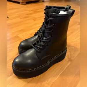 🌺Steve Madden Jr’s Bettyy1 Black Combat Boots Size 5 NEW