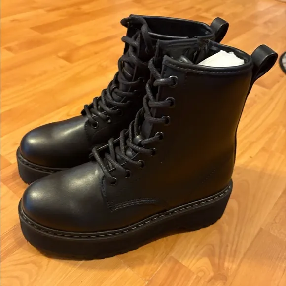 🌺Steve Madden Jr’s Bettyy1 Black Combat Boots Size 5 NEW