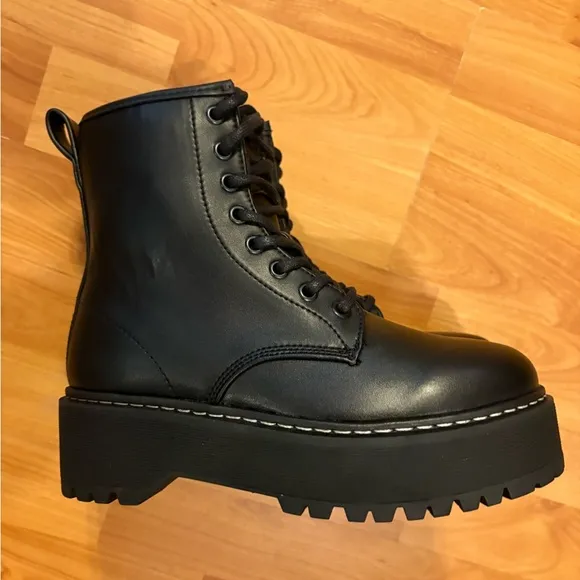 🌺Steve Madden Jr’s Bettyy1 Black Combat Boots Size 5 NEW