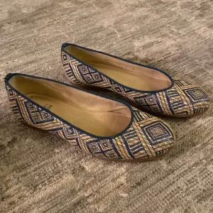 Stuart Weitzman ballet flats - size 6 - round toe - great condition