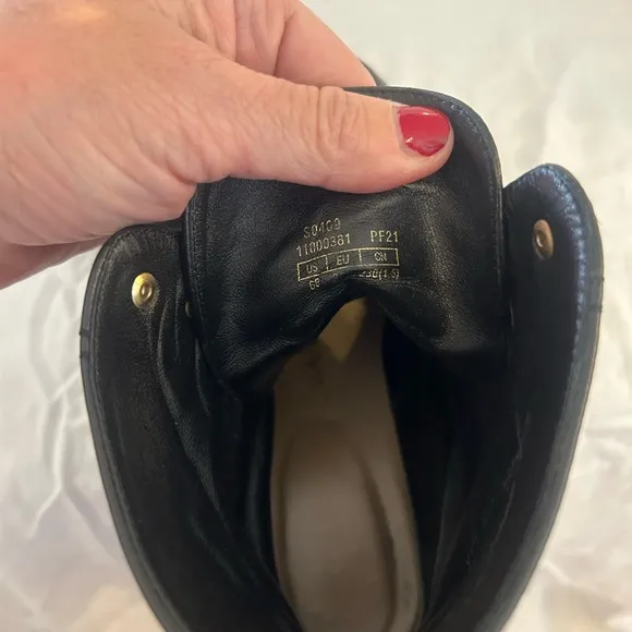 Stuart Weitzman Mila Leathet Combat Boots Great Condition Round Toe Platform