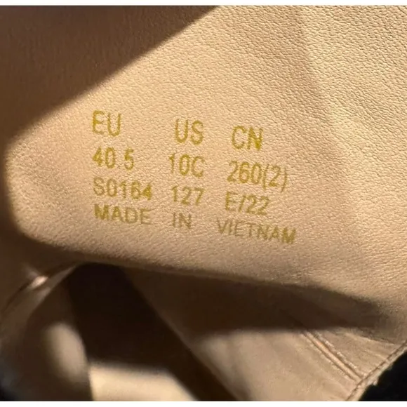 Stuart Weitzman Norah Cream Lug Sole Chelsea Boots Size 10 C