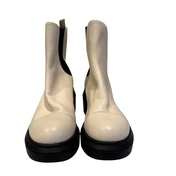 Stuart Weitzman Norah Cream Lug Sole Chelsea Boots Size 10 C