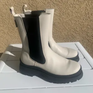 Ted Baker London Lilanna white leather lug sole Chelsea boots 7 ( European 37)