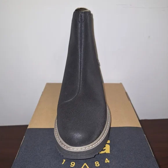 Teva W. Midform Chelsea Boots in black new with the box with no flaws.