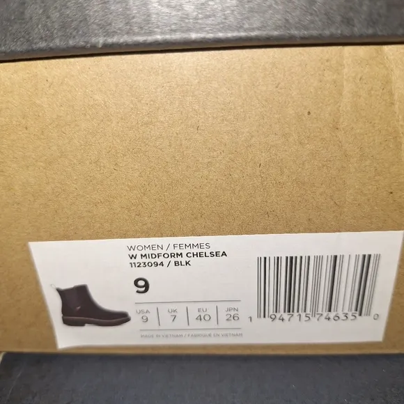 Teva W. Midform Chelsea Boots in black new with the box with no flaws.