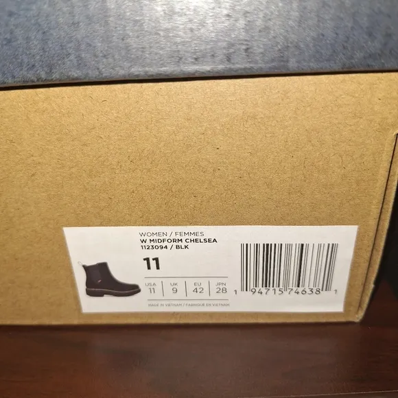 Teva W. Midform Chelsea Boots in black new with the box with no flaws.