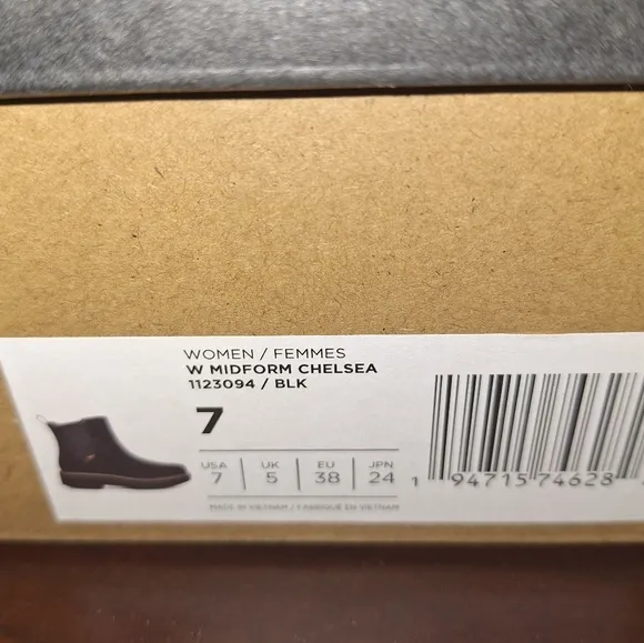 Teva W. Midform Chelsea Boots in black new with the box with no flaws.