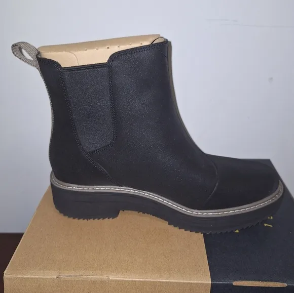Teva W. Midform Chelsea Boots in black new with the box with no flaws.