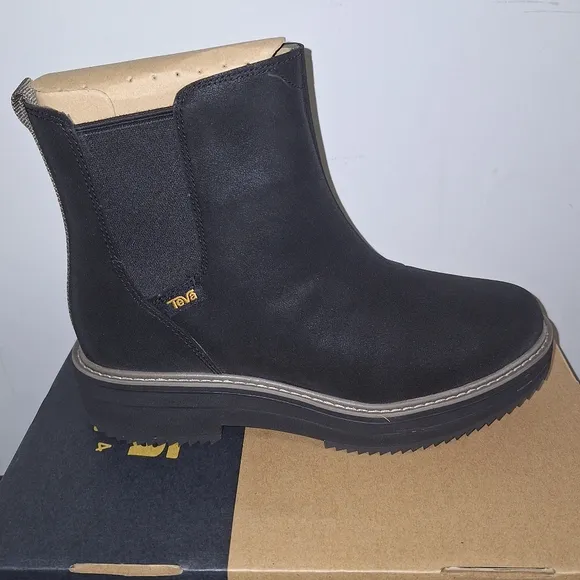 Teva W. Midform Chelsea Boots in black new with the box with no flaws.