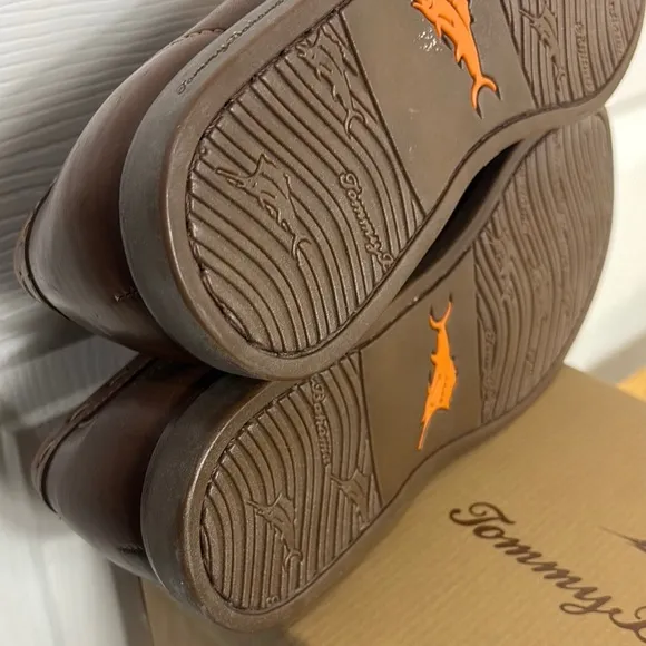 Tommy Bahama Brooks Bay Brown Loafers Slip-Ons Classic Moccasin Design Wood sz 8