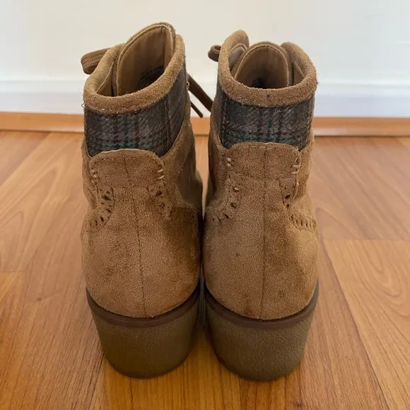 Tommy Hilfiger - Tan Suede Lace Up Combat Boots - Size 6.5