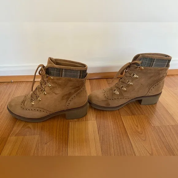 Tommy Hilfiger - Tan Suede Lace Up Combat Boots - Size 6.5